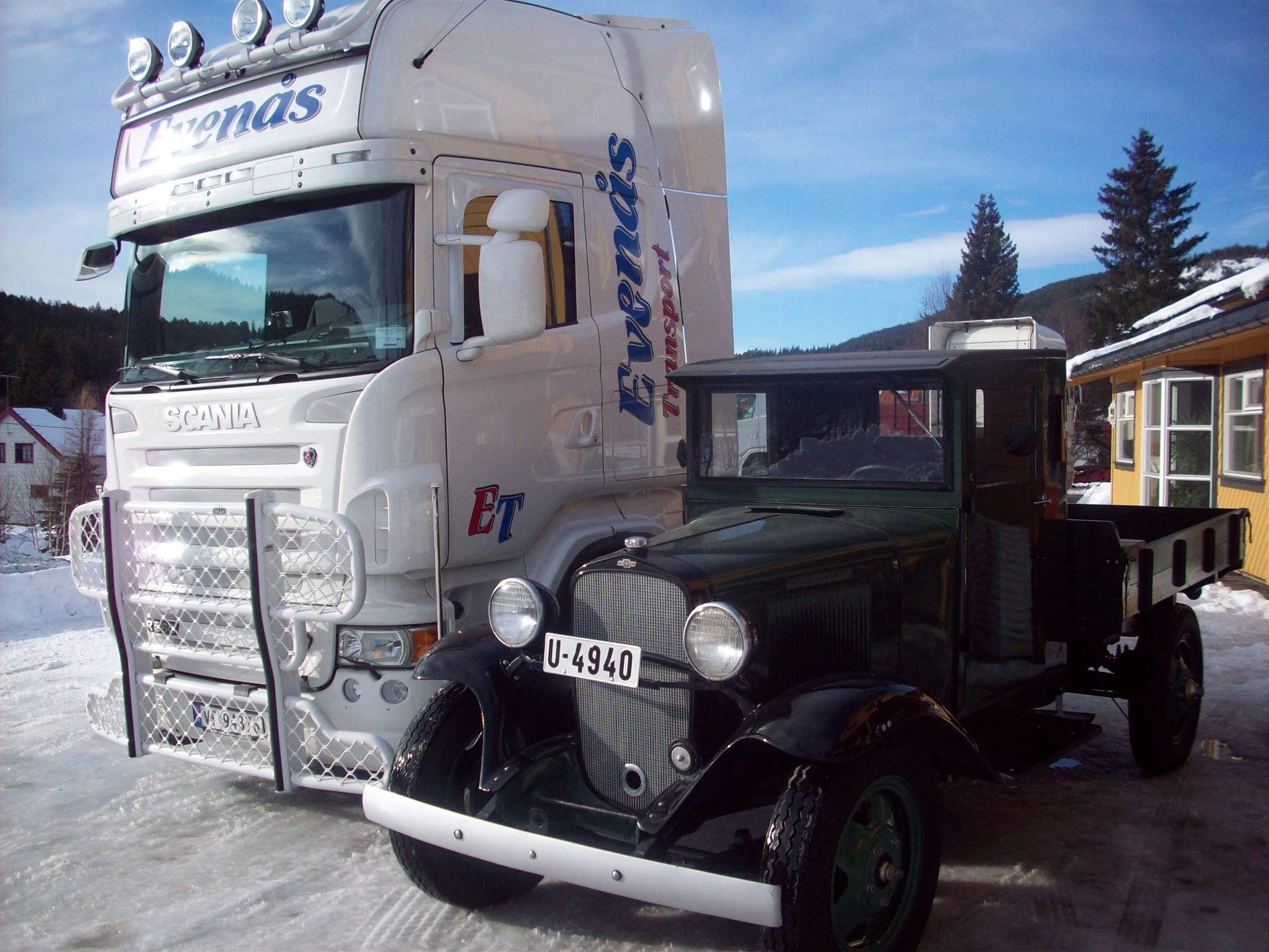Moderne Evenås Scania ved siden av veteranlastebil i Haltdalen